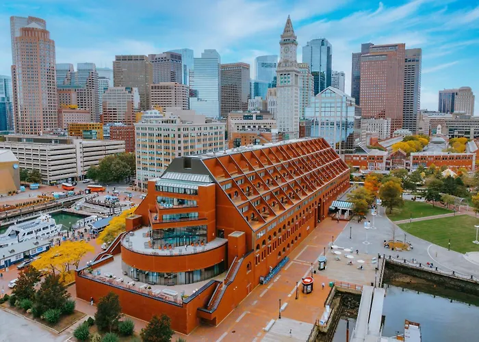 Hotel with pool: Boston Marriott Long Wharf